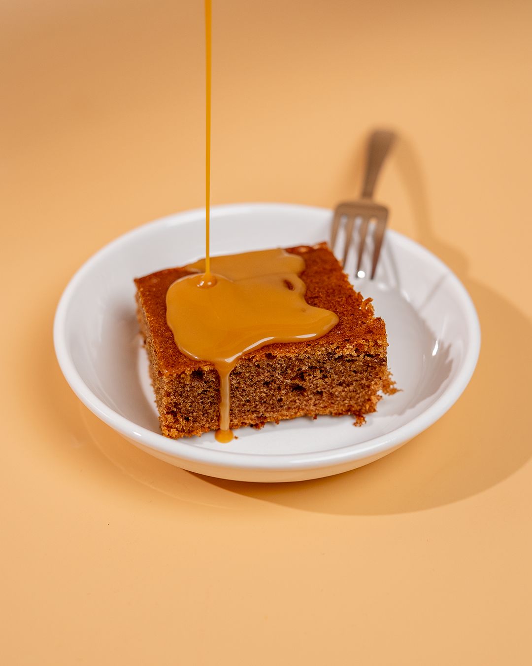 كيكة تمر مع صوص الكراميل